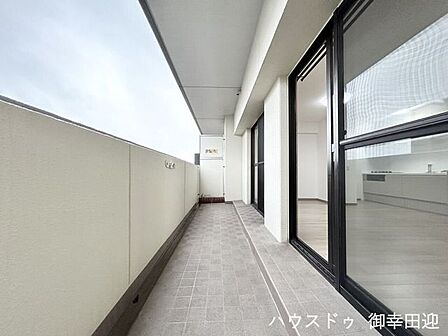 ■空の下の開放的な特等席■日光浴や読書、外の空気を感じながらリフレッシュ。暮らしを豊かにする、もう一つの心地よい空間です。