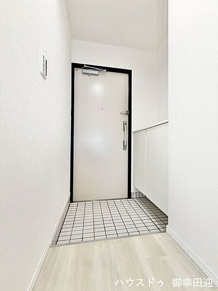 ■「ただいま」の安堵をくれる場所■訪れる人を迎え入れ、帰るたびにホッと一息つける、明るく機能的なエントランス。