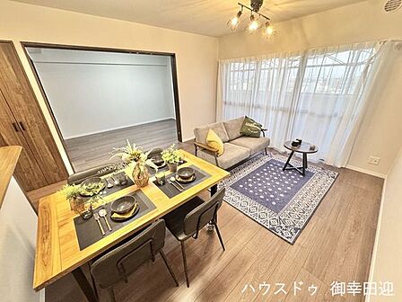 ■安らぎと笑顔の中心地■陽光が優しく降り注ぎ、会話が自然と弾む。ここでは、毎日が特別な時間へと変わります。