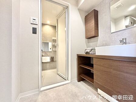■清々しいリフレッシュ空間■自分を磨き、気持ちを切り替える。心地よい光が差し込むプライベートスペース。