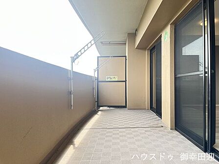 ■空の下の開放的な特等席■日光浴や読書、外の空気を感じながらリフレッシュ。暮らしを豊かにする、もう一つの心地よい空間です。