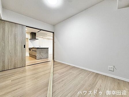 ■5.4帖洋室■寝室、書斎、趣味の部屋。家族の成長やライフスタイルに合わせ、様々な使い方ができる快適な空間です。