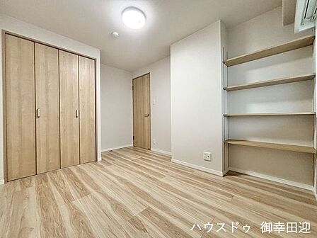 ■4.8帖洋室■寝室、書斎、趣味の部屋。家族の成長やライフスタイルに合わせ、様々な使い方ができる快適な空間です。