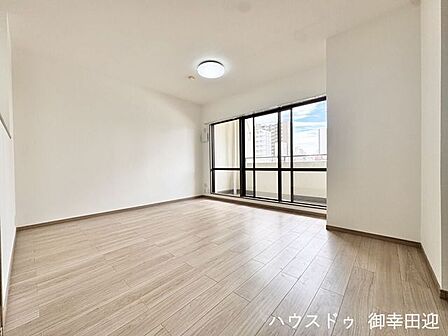 ■安らぎと笑顔の中心地■陽光が優しく降り注ぎ、会話が自然と弾む。ここでは、毎日が特別な時間へと変わります。