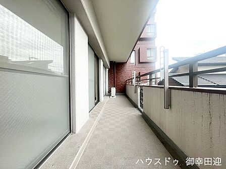 ■空の下の開放的な特等席■日光浴や読書、外の空気を感じながらリフレッシュ。暮らしを豊かにする、もう一つの心地よい空間です。