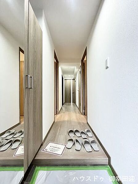 ■「しまう」が叶える美しい玄関■大容量のシューズボックスがあることでいつも整理された、気持ちの良い「家の顔」を保てます。