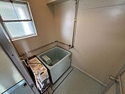 小窓があるバスルーム