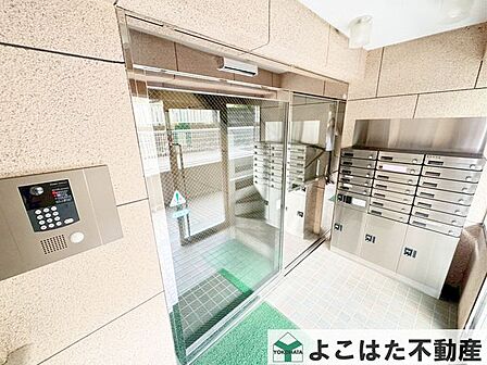 オートロック完備で不審者や勧誘員などが建物内に立入る事を防げて防犯対策も安心!
