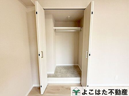 各所に収納スペースを設けているため、お洋服、家事用品、仕事道具など、場所を分けて綺麗に整理整頓が可能！