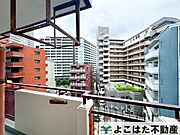 バルコニーからの眺望は開けていて開放感があります。晴れた日にはしばらくたたずんでいたくなるかもしれませんね。