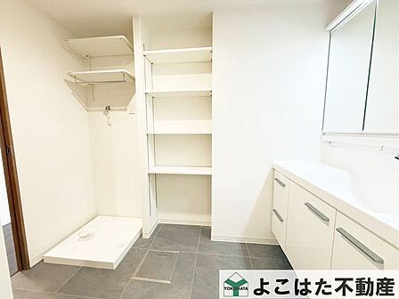 大きな三面鏡がついた洗面カウンターには、鏡の裏側にも収納スペースがありとても便利。シングルレバー混合栓にはシャワーの切り替えもあり、朝の身支度に大活躍です。
