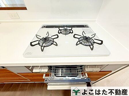 3口ガスコンロなので、煮物をしながら炒め物などの作業もスムーズにはかどります。お料理の効率が大幅にアップ。