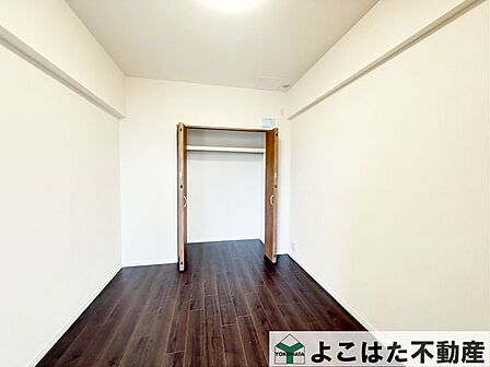 クローゼット付きで収納に便利な洋室です。お部屋のレイアウトがしやすいシンプルな空間です。