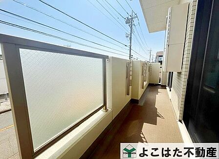 南向きバルコニーは、陽当たりの良さが魅力。リビングも明るく快適。洗濯物やお布団もよく乾き、小さなお子様がいるご家庭にも嬉しいポイントです。毎日を快適に過ごせます。