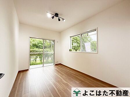 二面採光ならではの明るさと開放感が魅力の居室。心地よい陽が差し込み、爽やかな雰囲気に包まれます。お子様の居室としてはもちろん、書斎や趣味の部屋など、ライフスタイルに合わせて自由に活用できる嬉しい空間!