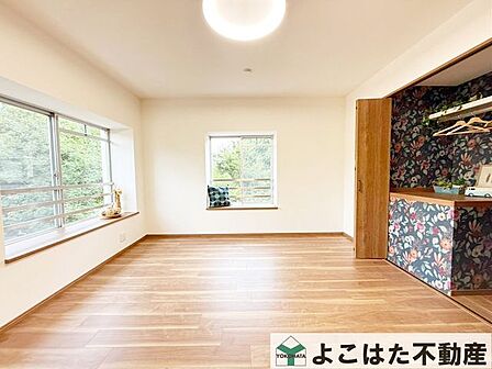 窓から差し込む自然光で一日中心地よく過ごせる空間。明るい室内は、家全体を包み込み、居心地の良さを実感できる空間。家具の配置もしやすく、整理整頓もしやすい設計です。