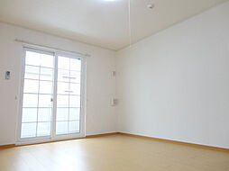 ヴィラブルーレイクI 101 1階ワンルームのリビング/ダイニング