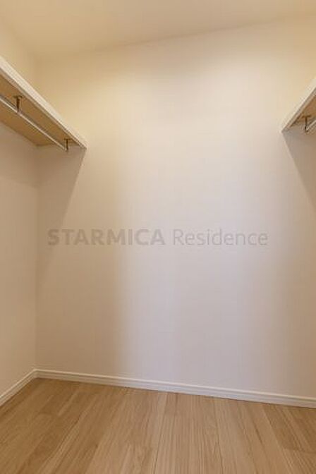 収納力豊富なウォークインクローゼットを設置、目的に応じてすっきり美しい収納を実現します