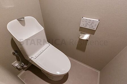 パワー脱臭機能などを備えた温水洗浄便座付きトイレ