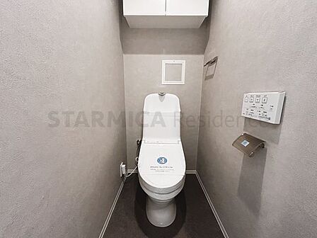 吊戸棚を設置、トイレットペーパーなど買い置きもしやすそうです