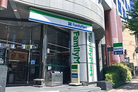ファミリーマート新神戸駅前店 徒歩3分。 210m