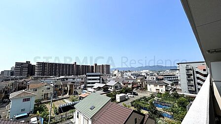 窓からは自然と緑が溢れる住空間
