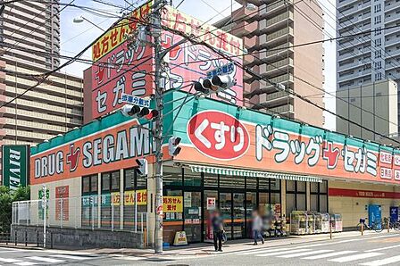 ドラッグセガミ上本町店 徒歩1分。 60m