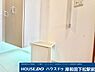 玄関：玄関横に便利な折りたたみ式のサポートチェア（スツール）を完備！靴の脱ぎ履きが楽に行えるため、シニアの方や小さなお子様のいるご家庭にも優しい安心の設計です。不使用時はすっきり畳んで空間を広く使えます。