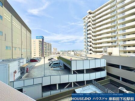 3階バルコニーからの心地よい眺望です!前面に遮るような高い建物がなく、大きく広がる青空と心地よい陽光をたっぷり感じられます。明るい光が差し込む健やかな暮らしを叶えてくれる、開放的なロケーションです。