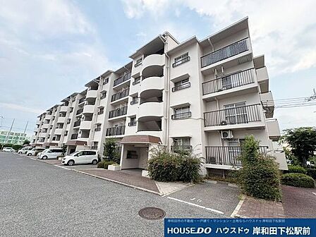 青空に映える堂々とした佇まいのきれいな外観デザインです!落ち着いた色合いのマンションで、住まう方のステータスを高めてくれます。周囲の環境とも調和した、安心感のある心地よい住まいです!