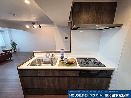 奥の物まで取り出しやすいスライド式のキッチン収納。鍋や調理器具もしっかりすっきり収まります。