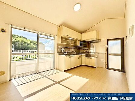 大きな窓からたっぷりの陽光が差し込む、明るく開放的なリビングダイニングです。使い勝手の良いシステムキッチンが備わっており、家族の顔を見ながら楽しくお料理ができます!