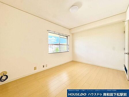 白を基調としたシンプルで明るい洋室です。窓からたっぷりの陽光が差し込み、心地よいプライベート空間を演出します。寝室や子供部屋など、自由な用途で快適にお使いいただけます!