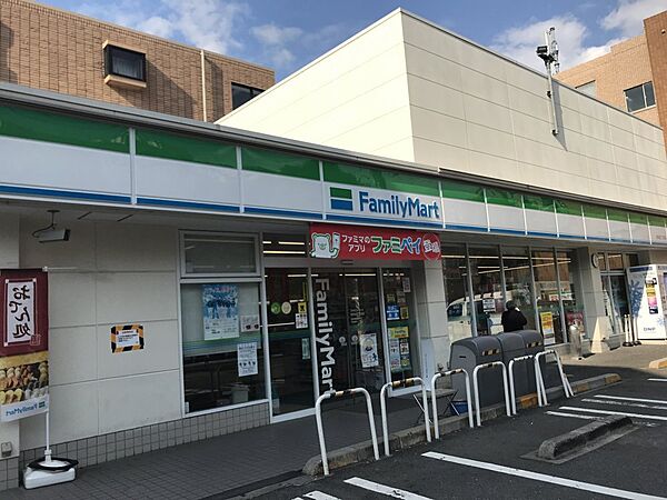 画像10:【コンビニエンスストア】ファミリーマート 世田谷二丁目店まで295ｍ