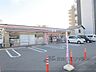 周辺：セブンイレブン　亀岡駅前店まで450メートル