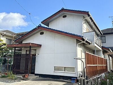 外観：第一種中高層住居専用地域の、静かで住みやすい環境です。近隣には公園があり、日々のリフレッシュやお子さまの遊び場として最適です。周辺の利便性と閑静な環境が調和した住まいです。