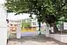 周辺：八幡小学校 930m