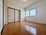 室内：洋室はシンプルで家具の配置がしやすい明るいお部屋です♪