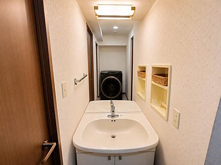 洗濯機置き場と洗面台を備えた使いやすい洗面室です♪