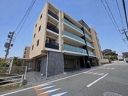 園内にはブランコや滑り台などの遊具が設置されており、子供連れのファミリーが安心して遊べる環境が整っています。