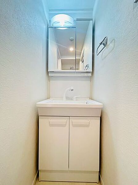 便利な三面鏡仕様♪朝やお出掛け前の身だしなみチェックも楽に出来ますね♪