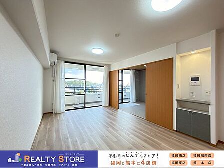 【リビング】自然光あふれる南向きの大窓から心地よい陽射しが広がるLDKと、リビングを見渡せる対面キッチンで、家族とのコミュニケーションもバッチリですね♪