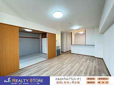 【寛ぎの空間】リビングは家族全員の集まる憩いの場、この場所を通じて家族の楽しい会話が聞こえてきそうなリビングですね♪