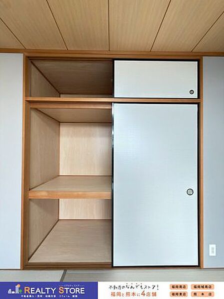 【押入】棚付きなので整理しやすく、お布団や座布団などの収納に便利です♪