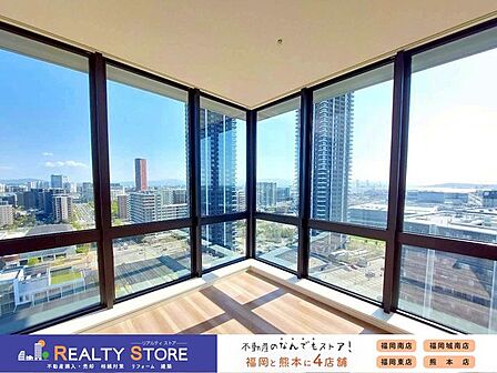 【リビング】床から天井までのワイドサッシが生み出す圧倒的な採光と開放感。毎日の暮らしに、ワンランク上の心地よさを。
