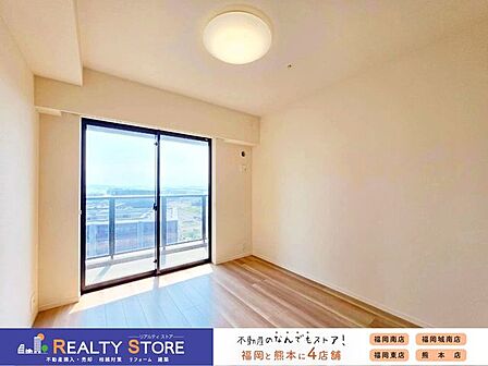 【洋室】バルコニーに面した明るいお部屋♪W.I.Cを備えており主寝室におススメ♪
