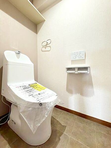 【トイレ】温水洗浄機付き便座で快適♪シンプルかつ白を基調とした清潔感のある空間に仕上がっています♪