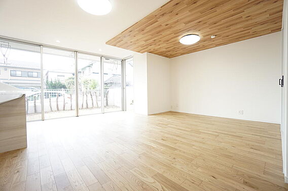 天井には木目の...