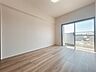 室内：【南側洋室】フローリング張、クロス貼替、照明交換等を行ったお部屋です。南側の掃き出し窓からは日差しが差し込み明るいお部屋となっております。