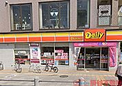 デイリーヤマザキ上牧駅前店 徒歩8分。 570m